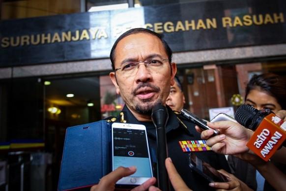 Students are urged to fight bribery