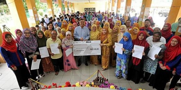 Students receive RM31.61 million yesterday to enter university